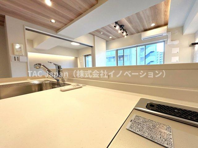 イニシア墨田押上のキッチン|ここにコンセントがあったらいろいろな使い道がありますね。
調理器具やスマホの充電、加湿器などもいいかもしれませんね。