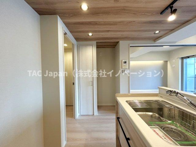 イニシア墨田押上の収納|キッチンの横には、小さいものをたくさん仕舞えるパントリーがございます。
いつも整頓されたLDKは気持ちがいいですね。