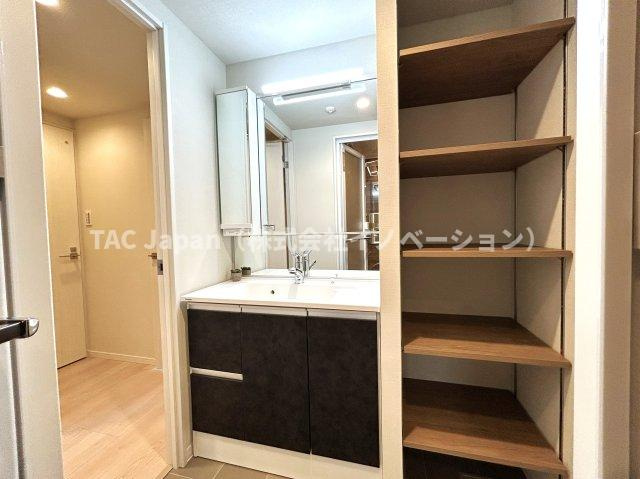 イニシア墨田押上の独立洗面台|落ち着いた空間を演出するカラーと、ゆったり落ち着いてお使い頂ける広さが魅力のパウダールーム。居室からも独立しており、プライベート空間を保ちます。