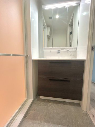 モナーク根岸の独立洗面台|【パウダールーム】
三面鏡タイプの洗面化粧台を採用し、キャビネット収納はぎっしり色々な物を収納でき下部収納もございます。シャワーヘッドタイプを採用しておりますのでお掃除など楽々できます。