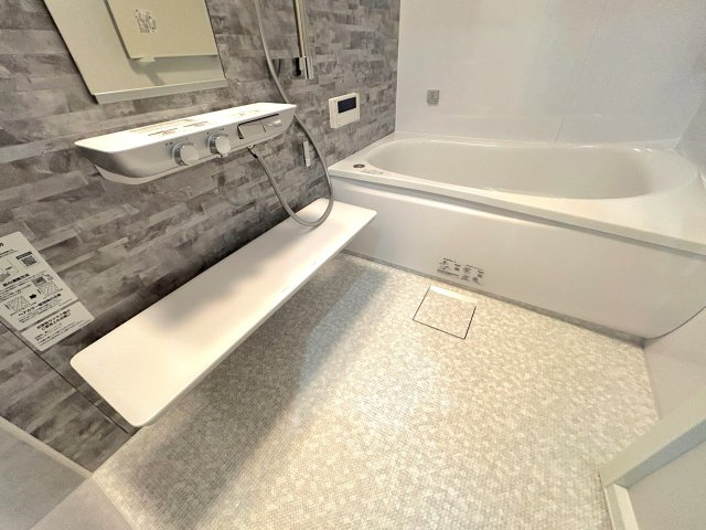 モナーク根岸の浴室|お風呂の床は”ほっからり床”を使用しています。
冬でも冷え切る事が無く、畳のような硬さで身を守ってくれます。