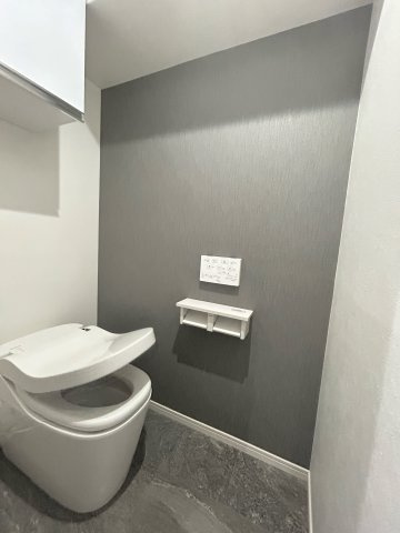 モナーク根岸のトイレ|洗浄機能付き便座を標準装備。便座保温機能もあるので寒い季節も安心。トイレ奥のスペースにちょっとした収納を造作することも可能。トイレットペーパーなど効率的に収納できます。
