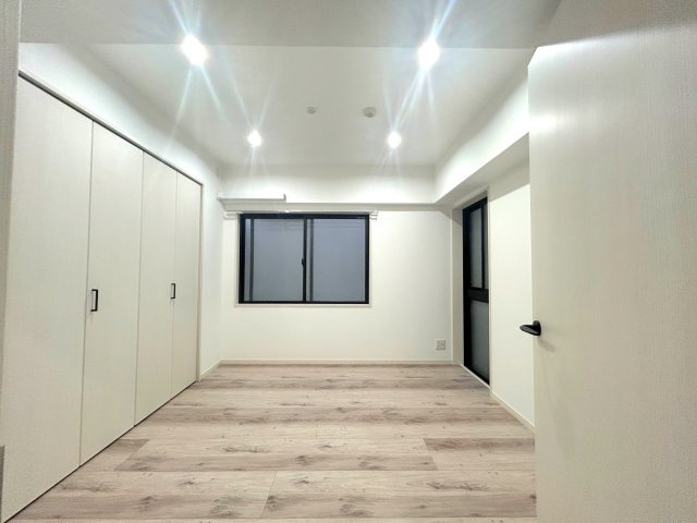 モナーク根岸の洋室|～Bed room～
独立性を高めたベッドルーム。たっぷりの収納も配備しており、片付いた空間を実現出来そう。陽光も降り注ぐ明るく開放的な空間が魅力的。