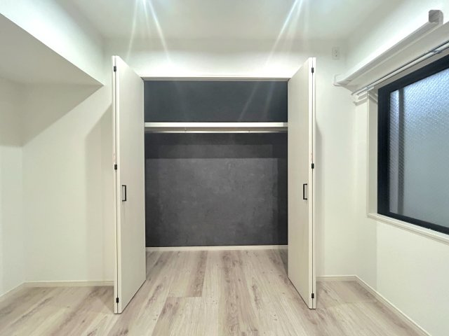 モナーク根岸の収納|～Closet～
各部屋に収納が付いており冬物や夏物、スーツケースなども全部まとめて収納もできますのでお部屋を広く開放的にお使いいただけます。