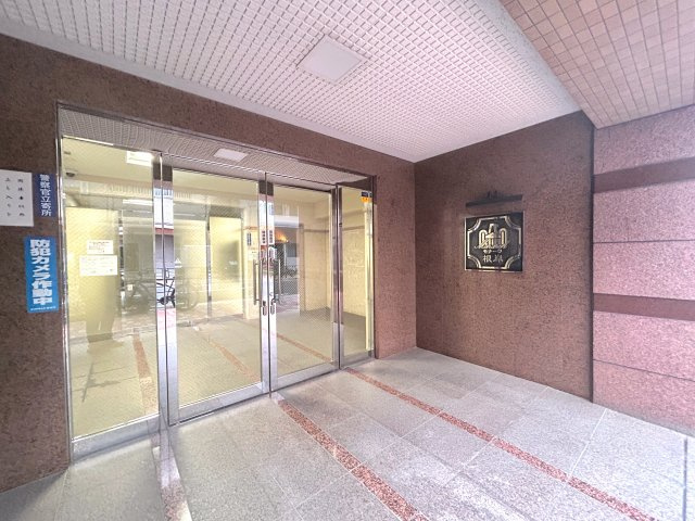 モナーク根岸のエントランス|～Entrance～
マンションは管理がとても大切です。ゴミひとつ落ちていない綺麗なエントランスからは管理状態の良さが伺えます。