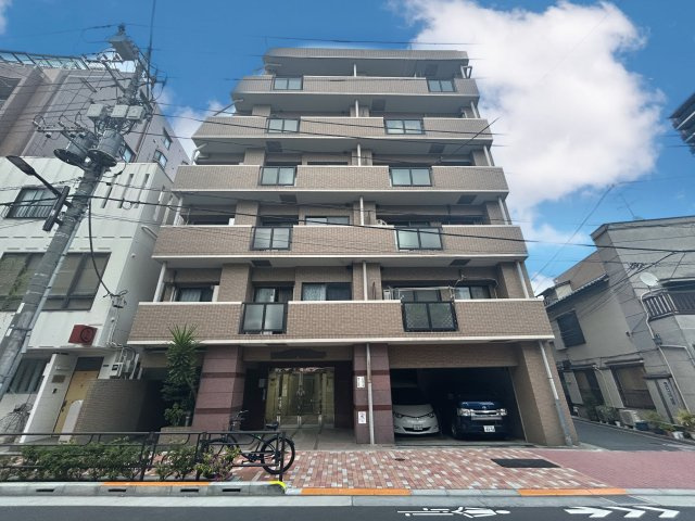 モナーク根岸の外観|オートロックは現代社会の必需品ですね。
来訪者をエントランスの時点で確認できますので、迷惑な勧誘、セールスなどひるむことなくお断りできます。