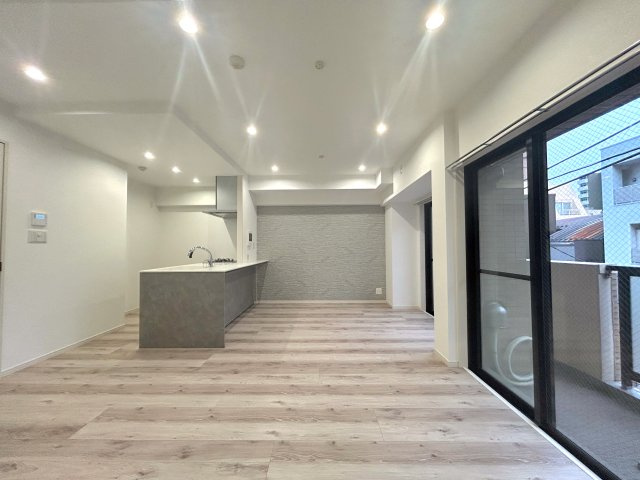 モナーク根岸の居間・リビング|～Dining Kitchen～動線が上手く考えられており、きっちりとキッチン、ダイニング、リビングと分けられるお部屋のつくりとなっております。