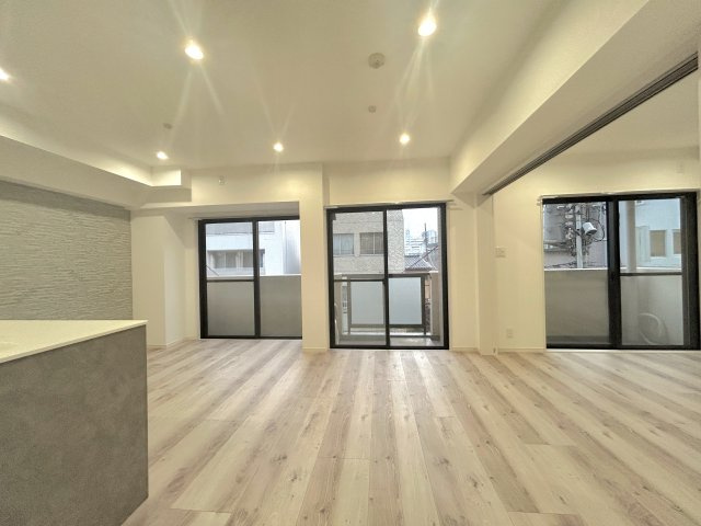 モナーク根岸の居間・リビング|～Ｌiving room～
南側に掃きだし窓が２つ並ぶリビングです。陽当たり重視でお探しのお客様にもご満足頂けると思います。