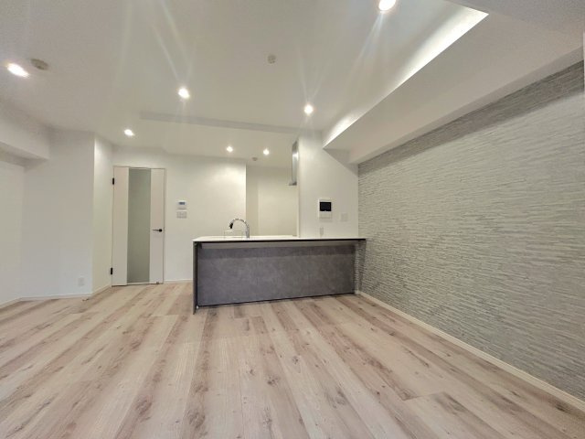 モナーク根岸の居間・リビング|～Ｌiving room～
優しくリビングに注ぐ日差しはまるで「陽だまり」の様な暖かさ。お日様の力でエアコンを使いすぎず快適な居住空間を創造しています。