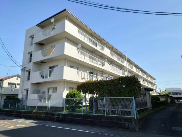 サンハイム登呂B棟　静岡市駿河区下島　１階の外観|L字型バルコニーは複数の窓から出入りが出来、洗濯物や布団がたくさん干せるので便利です！