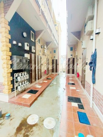 横浜市戸塚区矢部町のアパートのエントランス