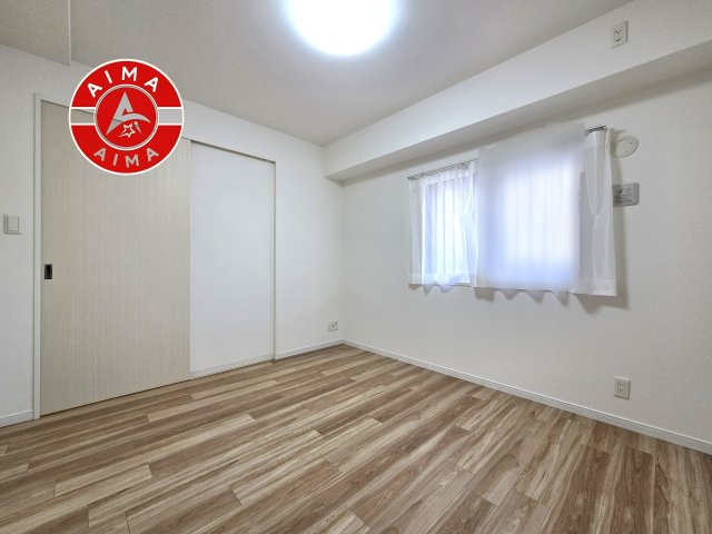 アルファライフ博多805の寝室|主寝室には収納力に優れたクローゼットがありますので、お部屋もすっきり片付きます。