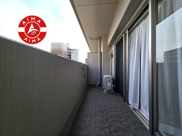 アルファライフ博多805のバルコニー|開放感があり、遮るものもなく気持ちのいい景色が広がります。お部屋にも爽やかな風と暖かく柔らかな日差しが差し込み、毎日の暮らしを豊かに彩ります。
