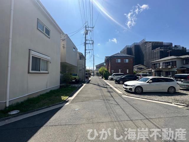 藤沢市辻堂神台２丁目　新築戸建の前面道路含む現地写真|4月16日撮影　建築中　現地外観