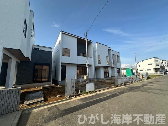 茅ヶ崎市中島　新築戸建　全４棟の前面道路含む現地写真|4月26日撮影　建築中　現地外観
