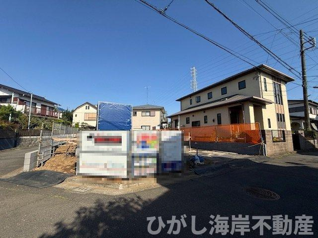 茅ヶ崎市松風台　新築戸建の前面道路含む現地写真|4月16日撮影　建築中　現地外観