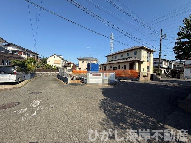茅ヶ崎市松風台　新築戸建の前面道路含む現地写真|4月16日撮影　建築中　現地外観