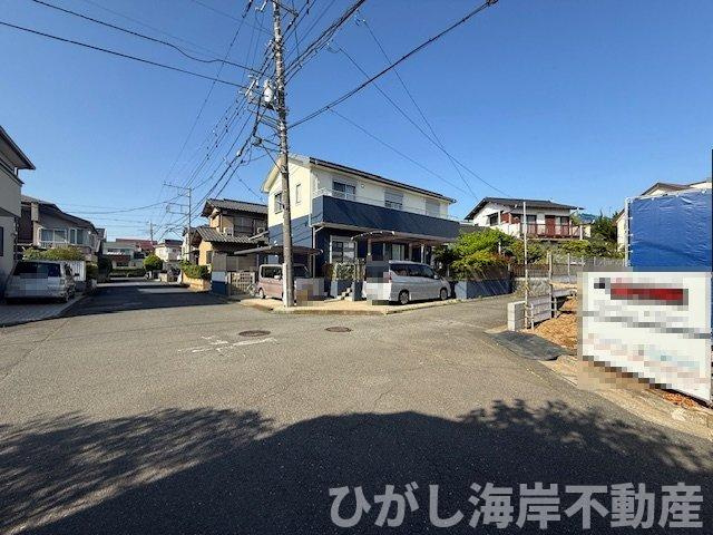 茅ヶ崎市松風台　新築戸建の前面道路含む現地写真|4月16日撮影　建築中　現地外観