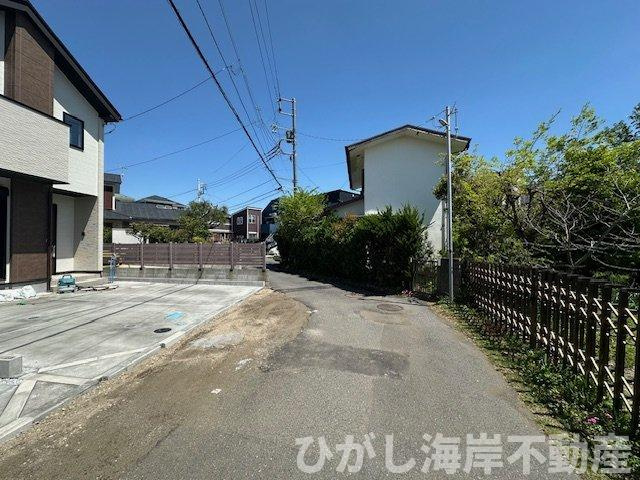 茅ヶ崎市東海岸北5丁目　新築戸建　全３棟の前面道路含む現地写真|4月16日撮影　建築中　現地外観