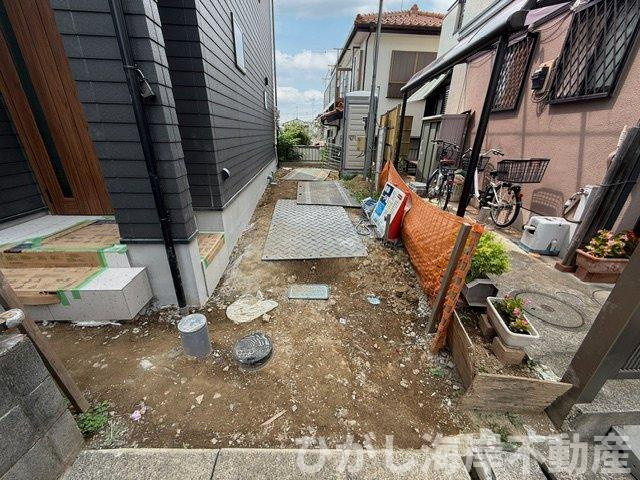 茅ヶ崎市菱沼1丁目　新築戸建の駐車場|8月22日撮影　外構工事中　駐車スペース