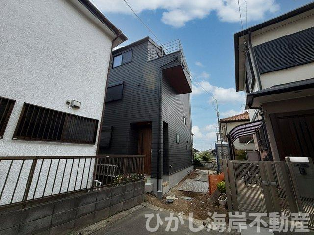 茅ヶ崎市菱沼1丁目　新築戸建の前面道路含む現地写真|8月22日撮影　外構工事中　現地外観