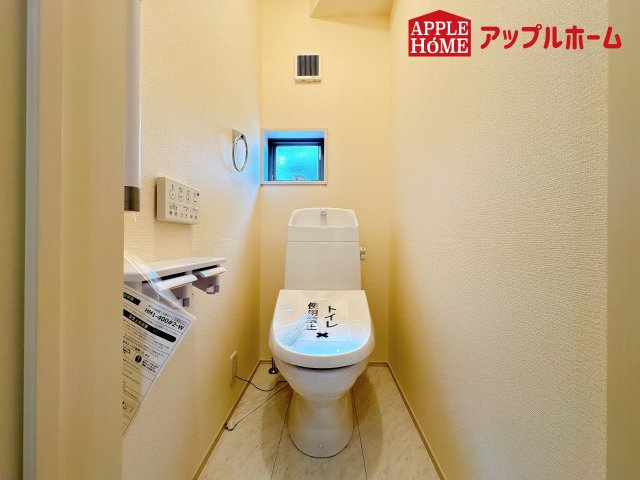 [新築住宅] 鴻巣市鎌塚 全1棟のトイレ|白を基調とした清潔感のある明るい空間。温水洗浄便座付きで、毎日快適・清潔に使用できます。操作しやすい壁面リモコンを採用しています。