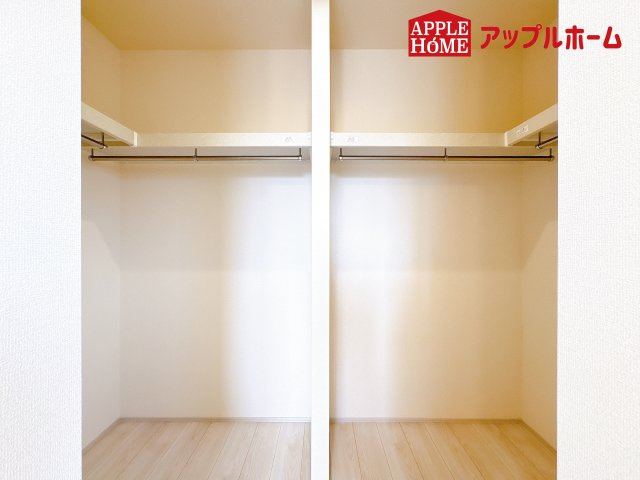 [新築住宅] 鴻巣市鎌塚 全1棟の収納|お洋服を大切にされる方に大変喜ばれる、ウォークインクローゼット。お洋服以外にも掃除機やスーツケースなどを一箇所に集約できるのは魅力ですね！扉が一箇所ですので、お部屋の見た目にもスッキリ！