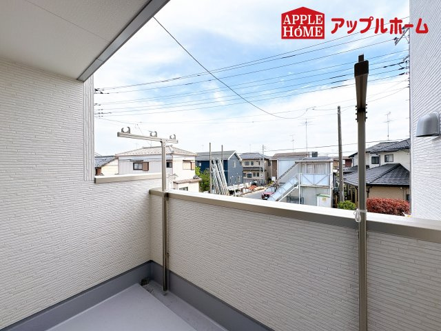 [新築住宅] 鴻巣市鎌塚 全1棟のバルコニー|家族分の洗濯物もしっかり干せます。日当たりも良く、毎日のお洗濯が楽しくなりそう♪お布団は手軽に干せていつもポカポカに☆