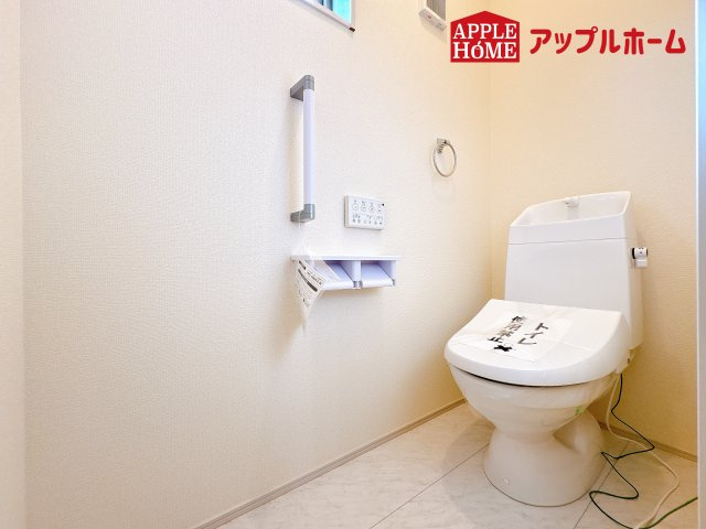 [新築住宅] 鴻巣市鎌塚 全1棟のトイレ|白を基調とした清潔感のある明るい空間。温水洗浄便座付きで、毎日快適・清潔に使用できます。操作しやすい壁面リモコンを採用しています。