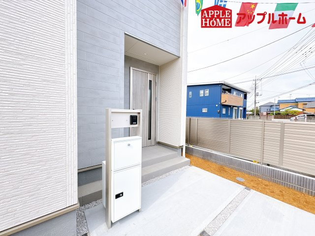 [新築住宅] 鴻巣市鎌塚 全1棟のエントランス|資料請求、お電話でのお問合せ、いつでも丁寧に対応させていただきます！不動産業界のプロフェッショナルが集う弊社にぜひ一度ご相談ください！