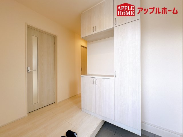 [新築住宅] 鴻巣市鎌塚 全1棟の玄関|住まう人も来客も入った時にワクワクさせてくれるオシャレな玄関♪収納もたっぷりあるので、靴がたくさんあっても安心！