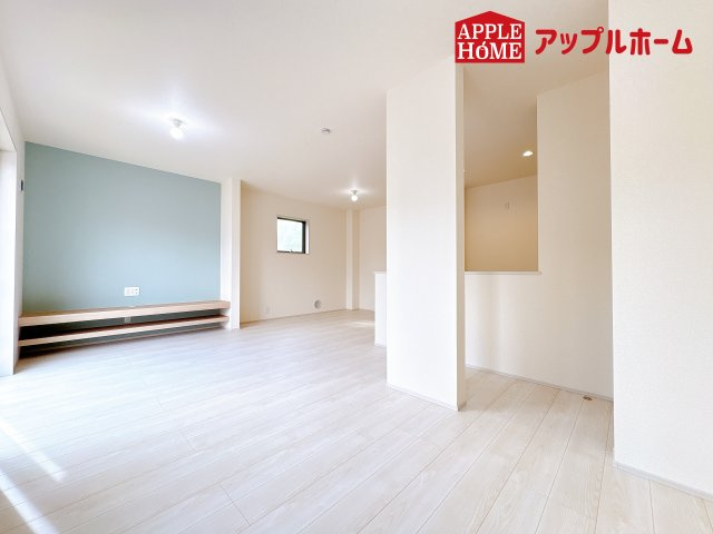 [新築住宅] 鴻巣市鎌塚 全1棟の居間・リビング|広々リビング×対面キッチンで家族の会話も弾みます♪家族団らんの秘訣は間取りにあり☆夢のマイホームを一緒に叶えましょう！
