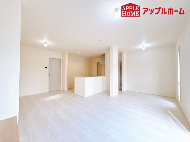 [新築住宅] 鴻巣市鎌塚 全1棟の居間・リビング|窓から差し込む光で家族を温かく包み込みます。明るいリビングで子育てする喜びを☆いつでも見学可能です！