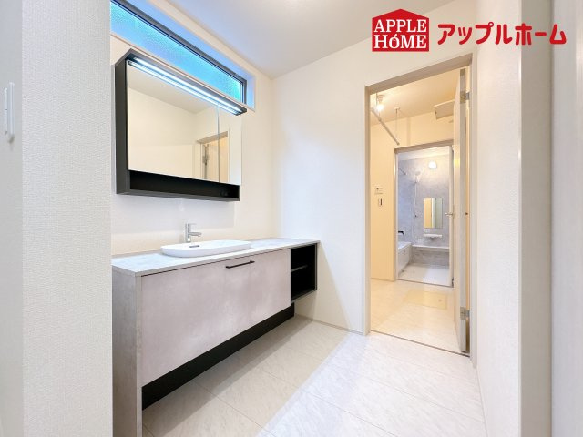 [新築住宅] 鴻巣市鎌塚 全1棟の独立洗面台|ゆとりの洗面スペースで朝の身支度も快適スムーズに。３面鏡で髪のセットやお化粧もストレスなくこなせ、朝から気分良く通勤通学に向かえそうですね！鏡の裏にはたっぷりと収納スペースを標準装備