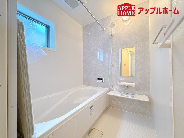 [新築住宅] 鴻巣市鎌塚 全1棟の浴室|窓付きのバスルームは、採光もあり明るく気持ちの良い空間です。窓があることで、換気環境も良好。掃除もスムーズに出来ます