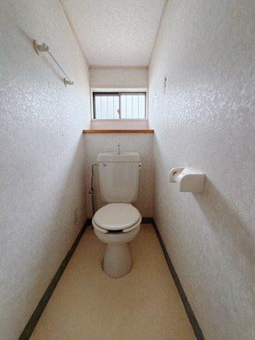 【中古戸建】深谷市大谷のトイレ|■トイレ｜白を基調とした清潔感溢れるトイレになっています。トイレには窓がついていますので常に換気をすることができ清潔を保てます。