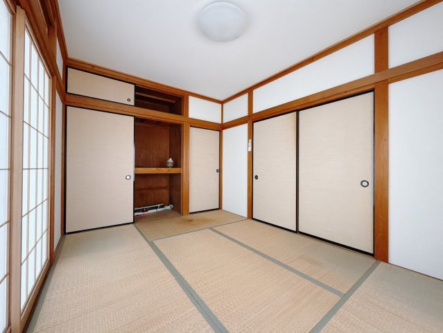 【中古戸建】深谷市大谷の和室|■和室｜「続き間の和室」は子育て世代にこそ適しています。お子様のお昼寝スペースや、洗濯物をたたむのに便利です。客間やリビングの延長としても使えます。