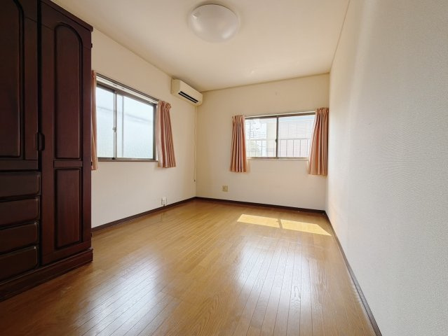 【中古戸建】深谷市大谷の洋室|■洋室｜お子様の一人部屋にピッタリな洋室。木のぬくもりを感じるフローリングは、天然木の味わいが時とともに深みを増していきます。また、傷にも強く、フリーワックスでお手入れもラクラクです♪