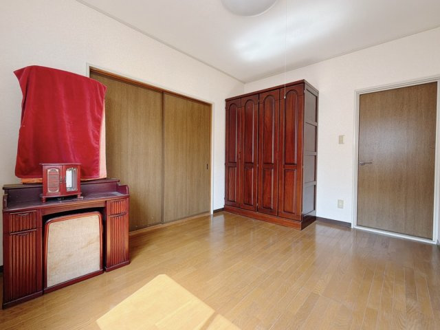 【中古戸建】深谷市大谷の洋室|■洋室｜ママ友が来ても子供達には子供部屋で遊んでいてもらうことができます。ママ達はリビングで楽しくおしゃべりに華を咲かせながら気兼ねなく盛り上がれます♪