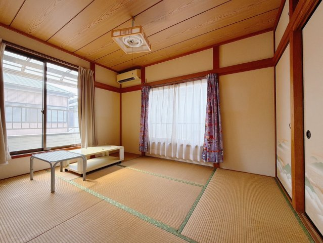 【中古戸建】深谷市大谷の和室|■和室｜和室でしか味わえない畳ならではの香りや素材で和のやすらぎを感じてください♪畳にはリラックス効果があるといわれています。のんびりするならやっぱり和室が一番ですね♪