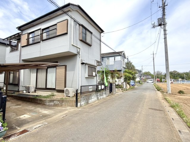 【中古戸建】深谷市大谷の前面道路含む現地写真|■外観｜周囲の見渡しが良く、車の出入りの際も安全確認がしやすいため、小さなお子様がいるご家庭でも安心です。