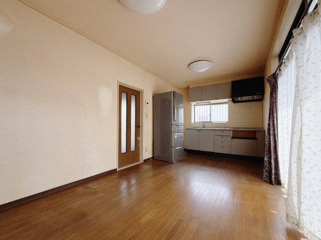 【中古戸建】深谷市大谷の居間・リビング|■リビング｜大きい窓からあたたかいたっぷりの光が入ります♪開放的な空間で毎日をもっと快適に(*＾＾*)