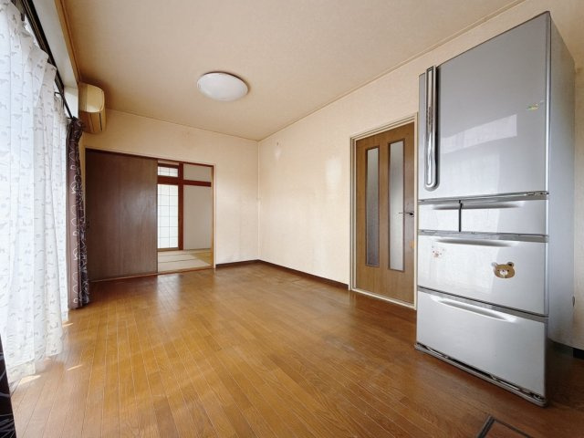 【中古戸建】深谷市大谷の居間・リビング|■リビング｜ナチュラルな質感で魅せる、くつろぎの時間。ゆっくりとした時間が流れるリビングで、家族だんらんのひと時をお過ごしいただけます。