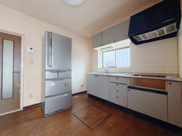 【中古戸建】深谷市大谷のキッチン|■キッチン｜お料理ができたら「これ運んで～♪」と手渡しが出来ます。リビングと一体感があり、広々とした空間の中で楽しく食事やお菓子作りが出来ますね♪