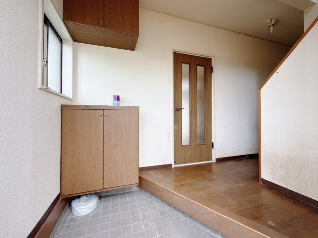 【中古戸建】深谷市大谷の玄関|■玄関｜毎日の「いってらっしゃい」や「お帰りなさい」を大切なご家族と過ごす玄関は〈使いやすさ〉を追求しております。玄関横の物入は急な来客時でもさっとお片付けできるスペースを確保しています。