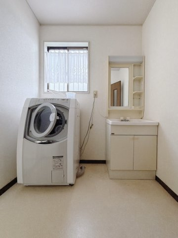 【中古戸建】深谷市大谷の独立洗面台|■洗面室｜洗濯機を置いてもゆとりある広さの洗面脱衣室です♪窓があるので換気の際も楽ちんです♪