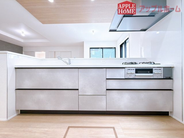 [新築住宅] 坂戸市仲町 全6棟のキッチン|キッチンから部屋中が見守れるので、小さなお子様がいるご家庭でも安心です。シンプル×ナチュラルな温かい空間は、どんなスタイルの家具も合わせやすいお部屋です。