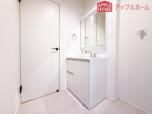 [新築住宅] 坂戸市仲町 全6棟の独立洗面台|三面鏡付きの洗面化粧台ですので、たっぷりと収納いただけます。白を基調とした清潔感のある快適空間です。毎日の身支度も気持ち良くお使い頂けます！！