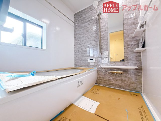 [新築住宅] 坂戸市仲町 全6棟の浴室|窓付きのバスルームは、採光もあり明るく気持ちの良い空間です。窓があることで、換気環境も良好。掃除もスムーズに出来ます