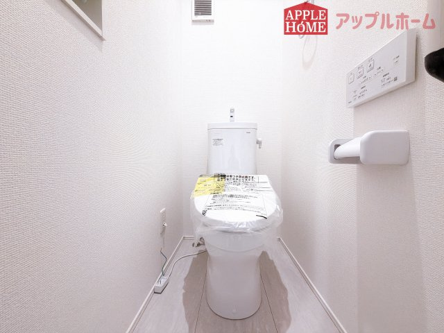 [新築住宅] 坂戸市仲町 全6棟のトイレ|白を基調とした清潔感のある明るい空間。温水洗浄便座付きで、毎日快適・清潔に使用できます。操作しやすい壁面リモコンを採用しています。
